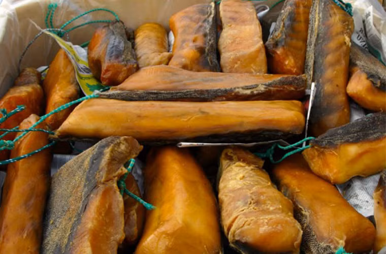 Để làm Hakarl, thịt cá sẽ được chặt thành nhiều miếng rồi chôn trong sỏi hoặc trong một thùng đục nhiều lỗ ủ cho lên men từ 6 tuần đến vài tháng.