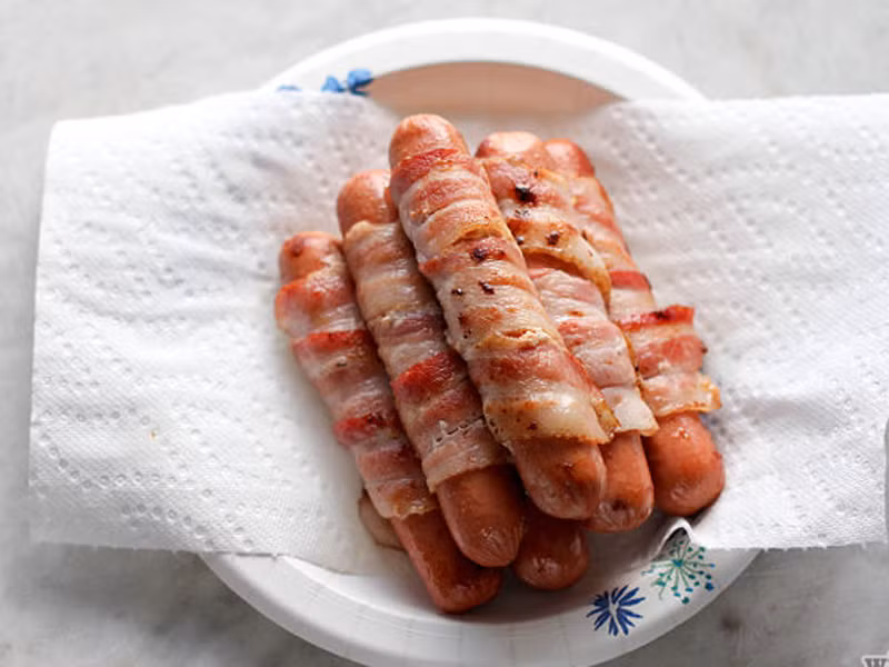 Khi vừa chín tới, dùng kẹp gắp cẩn thận từng miếng ra bên ngoài; đặt vào khăn giấy để chúng thấm hết lớp mỡ dư thừa.