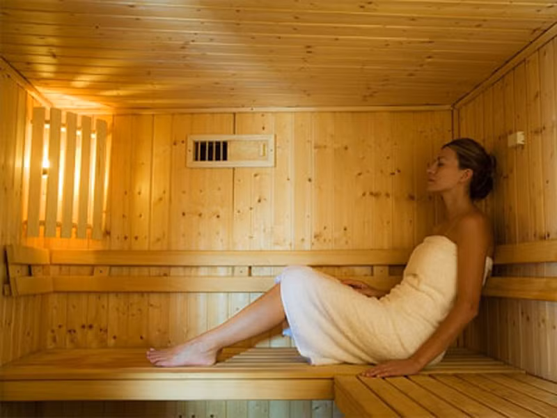 Xông hơi. Ngoài cách luyện tập thể dục thường xuyên, bạn cũng nên thường xuyên xông hơi để giúp cơ thể bài tiết mồ hôi, đẩy chất độc ra bên ngoài. Lưu ý, sau khi xông hơi, bạn cần tắm sạch để hoạt động thoải mái.
