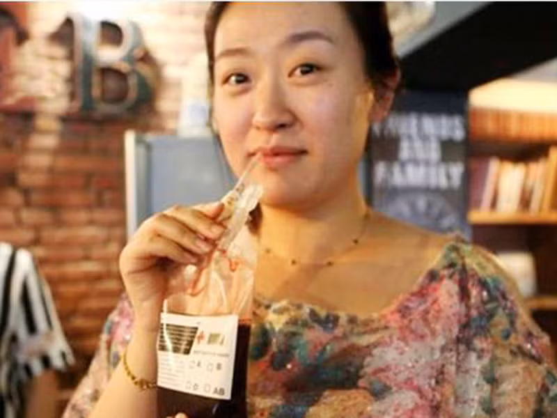 Nhu cầu thưởng thức đồ uống độc đáo này mạnh tới mức, không chỉ những cửa hàng được thiết kế theo phong cách ma quái đắt khách, người mua còn có thể đặt hàng qua kênh trực tuyến.