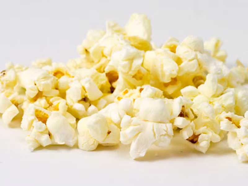 Bỏng ngô. Món ăn vặt này được nhiều người lựa chọn. Thậm chí, mọi người còn tin rằng ăn bỏng ngô tốt hơn nhiều so với khoai tây chiên hay các loại đồ ăn nhẹ khác.