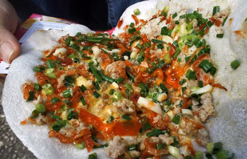 Khu chợ 200 trên đường Xóm Chiếu, quận 4 được mệnh danh là chợ ăn vặt khá “đình đám” với đủ món ăn hấp dẫn, lạ miệng, giá từ 3.000 - 10.000 đồng/món.