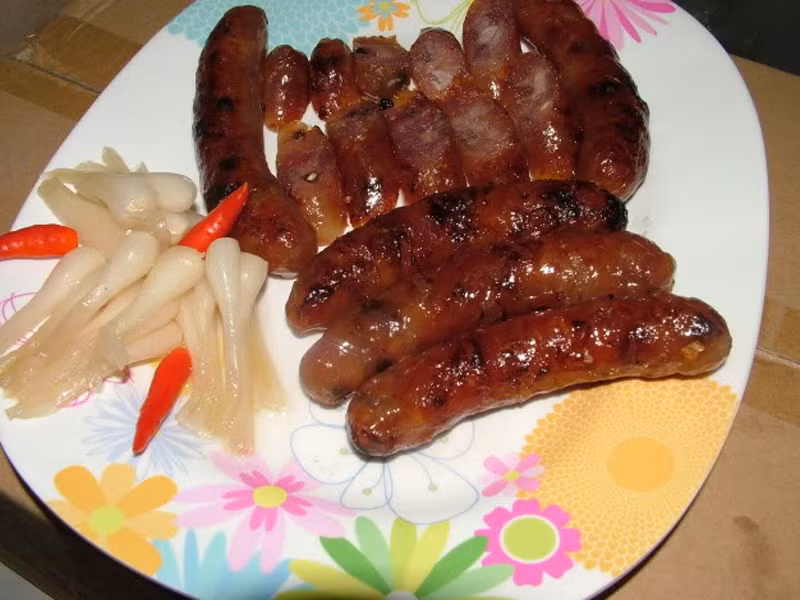 Rán răm bông, lạp xưởng. Khi gặp nhiệt độ cao, loại đồ ăn này có thể sản sinh ra những chất ảnh hưởng xấu đến sức khỏe, thậm chí là ung thư.