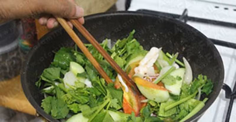 Hạn chế đang xào rau nêm muối. Việc nêm muối trước, trong khi xào giúp bạn không bỏ sót loại gia vị này. Tuy nhiên, muối có thể khiến thành phần nước trong rau sẽ ra nhiều, khiến rau vừa không xanh mà còn lâu chín. Dù vậy, cũng không nên đợi đến khi tắt bếp mới tra muối bởi nó khiến rau có thể không ngấm đều.