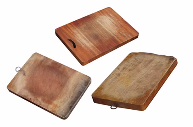  Làm sạch thớt. Thớt nhựa hay thớt gỗ sử dụng lâu sẽ trở nên cáu bẩn. Sử dụng nửa quả chanh để chà xát nhiều lần rồi tiếp tục làm như vậy bằng muối khô là có thể để đánh bay mùi hôi hám khó chịu.