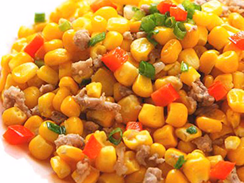 Hoặc món ngô xào nóng hổi, phổ biến ở các quán vỉa hè.