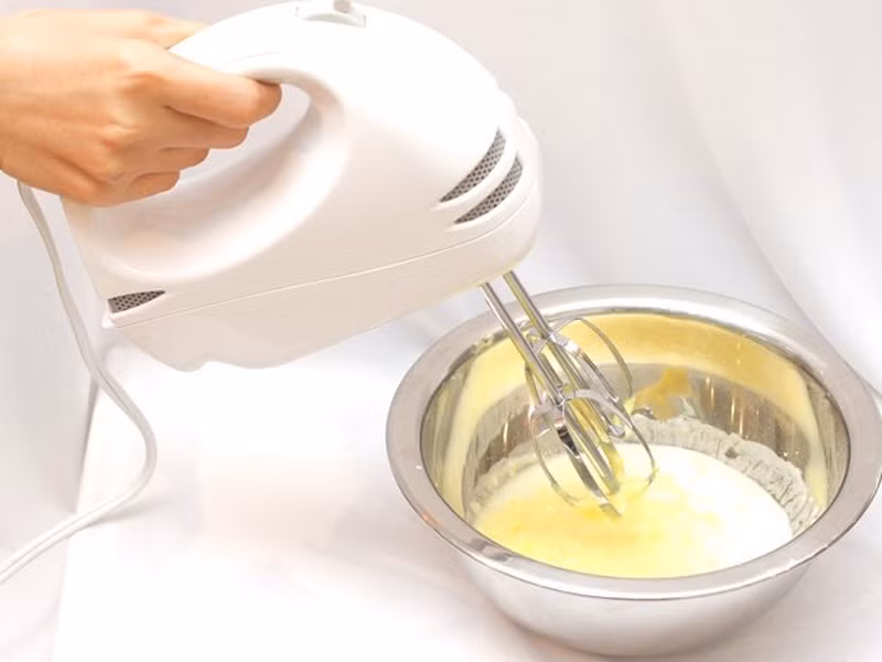 Dùng bát nhôm đánh trứng. Trứng gà không nên đựng trong đồ nhôm để đánh tan. Vì khi tiếp xúc với chất nhôm, lòng trắng trứng sẽ biến thành màu tro trắng, lòng đỏ sẽ biến thành màu xanh.