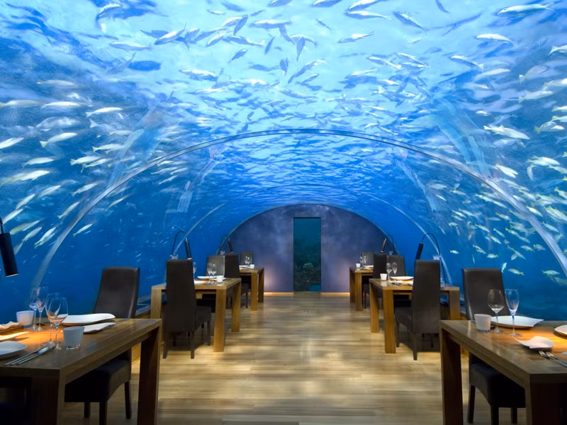 Christians Café (Đảo Pitcairn). Đảo Pitcairn được xem là nơi ít dân cư nhất thế giới. Nó cũng là địa điểm khó có thể thăm quan. Nằm ở Nam Thái Bình Dương, người dân chỉ có thể ghé thăm nơi này bằng cách đi thuyền. Thậm chí, để cập bến, thực khách còn bị thách thức bởi những vách núi dựng đứng sắc nhọn.