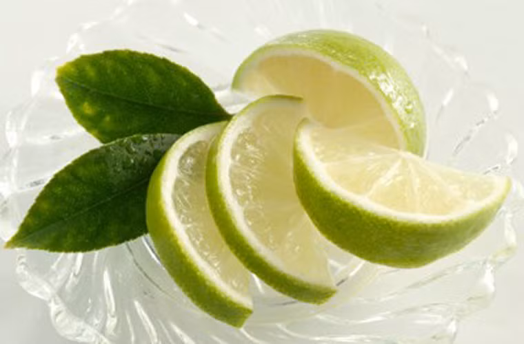 Gội đầu. Trộn đều nước chanh với nước theo tỷ lệ 1:4 để gội đầu, nước chanh sẽ nhanh chóng loại bỏ được những vết bẩn tích tụ trên tóc, giúp chúng trở nên óng ả tự nhiên. Điều cần lưu ý là, sau khi chăm sóc tóc bằng hỗn hợp này bạn cần gội lại bằng nước sạch nhằm giúp da đầu không trở nên chua loét, bết dính.