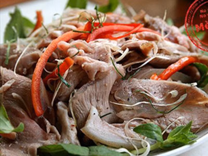 Thịt dê núi. Dê ở đây chủ yếu được chăn thả trên các triền núi, nuôi bằng thức ăn có sẵn trong tự nhiên nên thịt ngọt và săn. Thịt dê có thể chế biến thành nem dê, dê hấp, nhựa mận, dê nướng song ngon nhất vẫn là món tái dê.