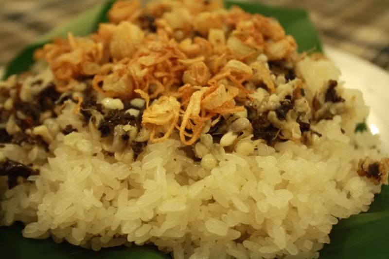 Xôi trứng kiến. Đây được xem là đặc sản nổi tiếng đất Nho Quan. Món ăn không có quanh năm mà chỉ từ rằm tháng 2 âm lịch, thời điểm bắt đầu mùa đánh trứng kiến. Sự hiếm hoi càng khiến người dân nơi đây nâng niu món quà từ thiên nhiên. Khi ăn, bạn dễ dàng cảm nhận vị xôi nếp dẻo thơm; trứng kiến béo ngậy thoáng hơi mỡ gà, hành phi và lá chuối ngự.