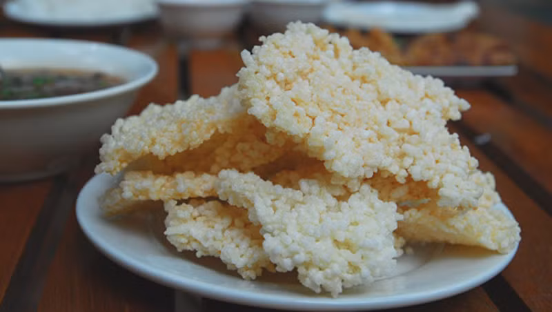 Cơm cháy. Tương truyền cơm cháy Ninh Bình được hình thành hơn 100 năm (từ cuối thế kỷ 19), do một chàng thanh niên người Ninh Bình tên là Hoàng Thăng học được và phát triển từ một món ăn của người Hoa. Sau thời gian dài chế biến, rút kinh nghiệm, đặc sản cơm cháy Ninh Bình khác với món ăn các vùng khác từ cách chiên cho đến nước sốt đi kèm. Ở đây, cơm cháy ngon có màu vàng nhạt, đều hạt, giòn mà vẫn dẻo, bùi, béo mà không ngán.