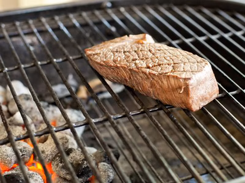 Chỉ nướng bằng nhiệt độ trực tiếp. Tốt nhất nên nướng thức ăn bằng lò vi sóng hoặc lò nướng vì dễ điều chỉnh nhiệt độ và thời gian. Hơn nữa, những sản phẩm hiện đại này thường có bộ phận hứng mỡ và dịch tiết ra của thực phẩm nên sẽ không có khói, điều này có lợi cho sức khỏe, thức ăn không bị ám mùi.