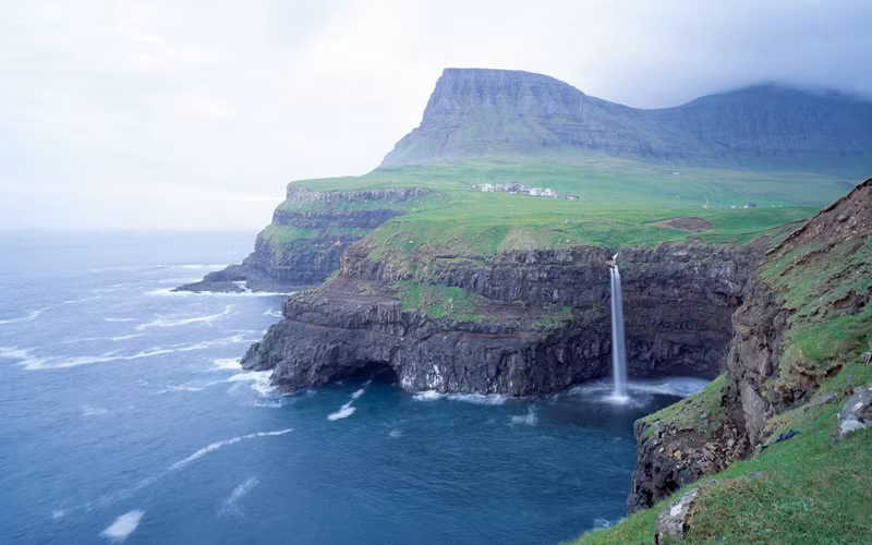 Nhà hàng Nordasti Hagi (quần đảo Faroe). Quần đảo Faroe nằm giữa Iceland và Na uy. Nó tương đối biệt lập và khó khăn để tiếp cận. Vậy nhưng, vẫn có ông chủ sẵn sàng chi tiền đầu tư vào lĩnh vực nhà hàng tại khu vực này. Để đến được Nordasi Hagi, thực khách phải vượt qua sự mệt mỏi trong một chuyến đi bộ và gần 45 phút trên chuyến xe vượt cánh đồng hoang. Nhà hàng nằm trong một trang trại mộc mạc tồn tại hàng thế kỷ. Có lẽ, chỉ những người ưa hoài cổ mới có cảm hứng để đến nhà hàng như thế này.
