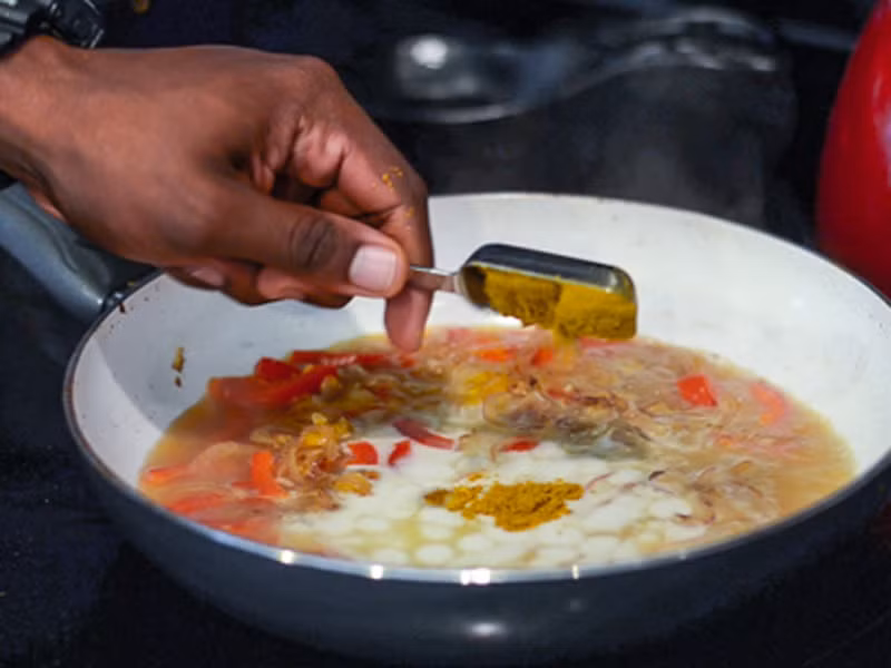 Đun nóng dầu dừa rồi cho hành củ, ớt chuông, tỏi, gừng vào xào cho đến khi các nguyên liệu chín tới.