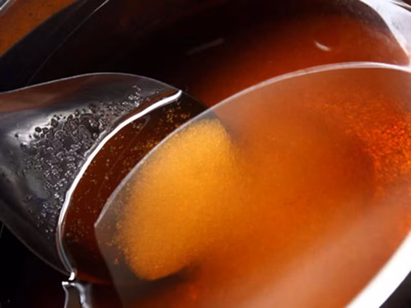 Thêm vào đó, bạn có thể phát hiện mắm không đạt chuẩn nhờ mùi tanh hoặc hiện tượng kết cặn ở đáy chai.