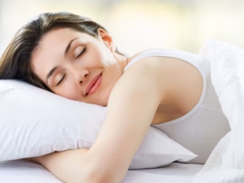 Ngủ đủ giấc mỗi tối. Giấc ngủ là cơ hội tuyệt vời giúp cơ thể tăng cường hệ miễn dịch, khiến vết thương mau lành, giúp não bộ nghỉ ngơi, lấy lại năng lượng chuẩn bị cho các hoạt động vào hôm sau. Tốt nhất, nên duy trì ngủ khoảng 8 giờ mỗi tối để đảm bảo sức khỏe.