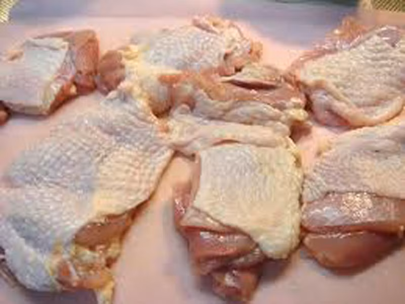 Ban đầu, dùng dao chặt gà thành miếng nhỏ rồi xào sơ. Lưu ý không tẩm ướp gà với các gia vị đã mua.