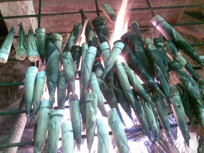 Ban đầu, đặt măng nướng trên lửa to sao cho lớp áo măng bên ngoài bị cháy xém rồi tiếp tục khơi than cho lửa liu riu. Chờ đến khi măng chín bốc mùi thơm ngọt dịu thì dừng lại, để nguội, bóc sạch áo măng, rửa lại rồi xắt thành từng miếng nhỏ. Dùng vêch (lòng) bò khô, cứng, vắt lấy chất dịch màu xanh đen, đặc trong đó ra chiếc chén con.