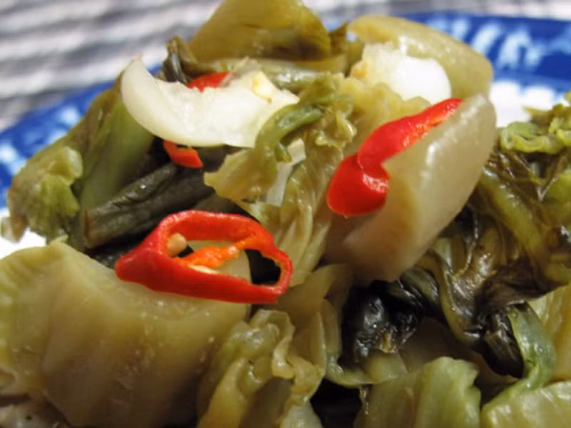 Dưa cải chua. Vị chua, cay cay từ những ngồng cải vàng ươm sẽ là món chống ngán hoàn hảo cho bữa cơm đầy ắp thịt cá giữa cái nóng hừng hực. Ngoài cách ăn trực tiếp với cơm, dưa cải chua có thể dùng nấu canh cá, nấu với sườn non hoặc om cá chép.