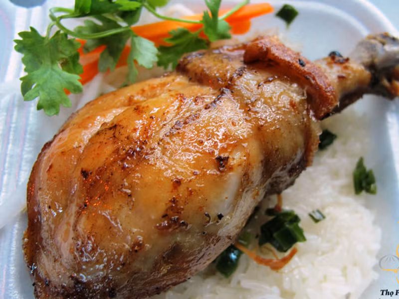 Mở hàng từ sáng đến tận khuya nên bất cứ lúc nào thực khách cũng có thể chọn cho mình những chiếc đùi gà phổng phao ăn kèm với nắm xôi dẻo quánh chỉ với 12.000 đồng. Quán bán tại số 78 Nguyễn Tri Phương, Quận 5.