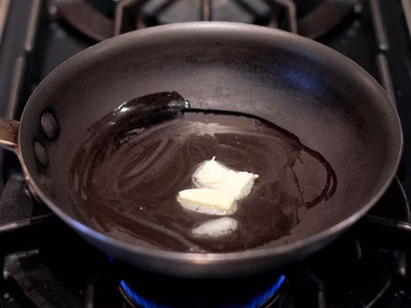 Chú ý không nên đổ nhiều dầu bởi nó có thể khiến món ăn trở nên ngấy hơn.