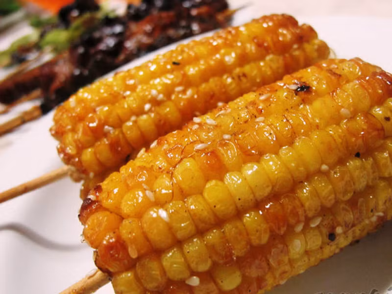 Đến quán thịt nướng Phúc Lâm, 462 Trần Hưng Đạo, Quận 5, bạn có thể tận hưởng sự dẻo dai, thơm dịu của bắp nướng hòa quyện với vị cay cay của gia vị. Ngon, lạ và nhanh lấp đầy bao tử nhưng bắp Mỹ nướng gia vị chỉ lấy của bạn 8000 đồng/1 bắp cắt đôi.