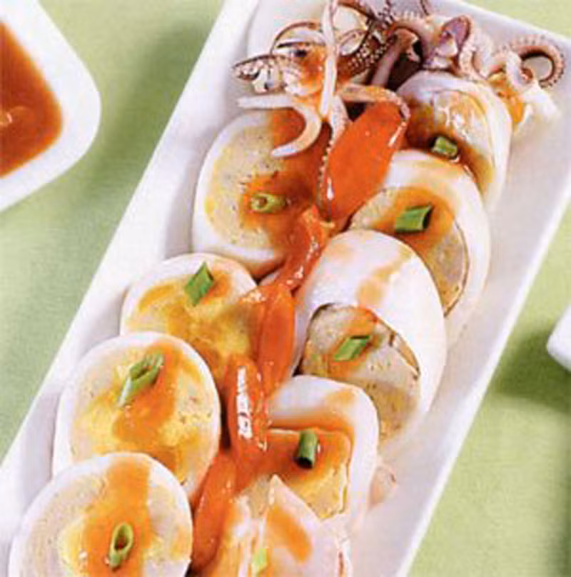 Ngoài ra, bạn cũng có thể vào bếp và nấu cho cả gia đình món mực nhồi sen độc đáo.