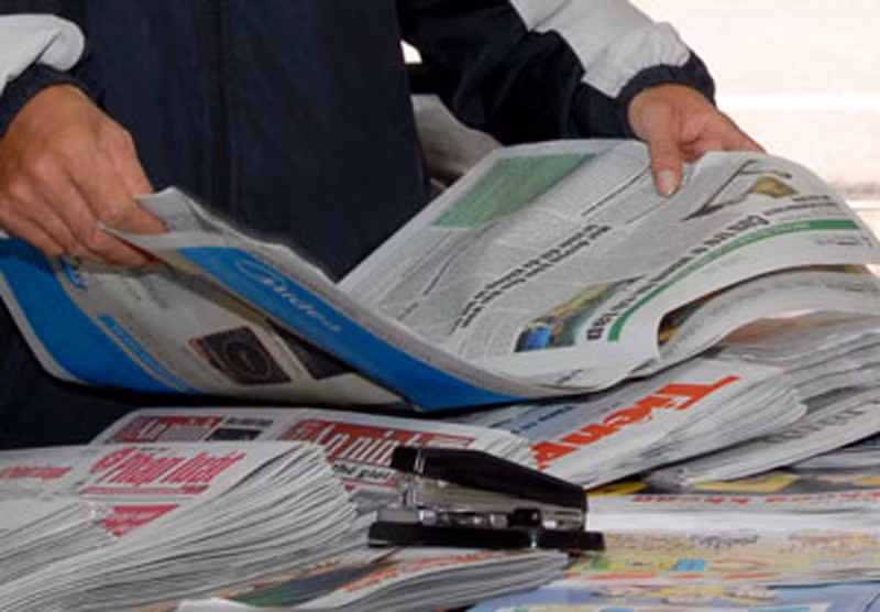  Đọc báo. Ngoài việc “nạp” được nhiều thông tin, đọc báo còn giúp bạn tích lũy được vốn từ rộng. Nó giúp bạn không lạ lẫm với thực tế dù trước đó không được tận mắt chứng kiến.