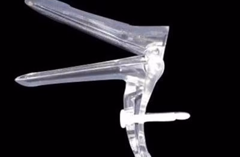 Tiếp tục chuẩn bị một chiếc đèn pin, gương cầm tay và mỏ vịt khám phụ khoa.