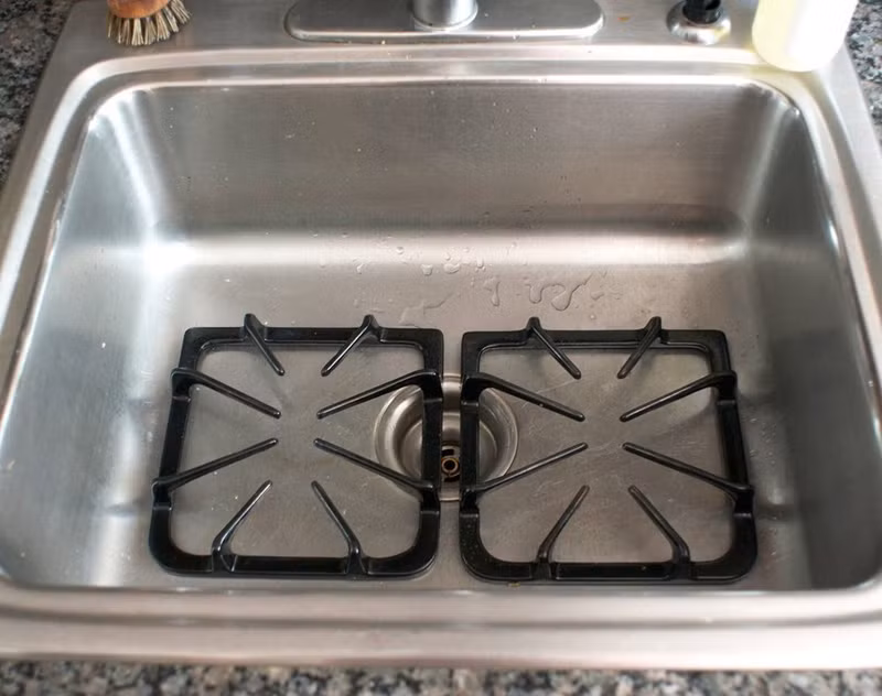 Trước khi tiến hành, bạn cần đảm bảo bếp ga đã được để nguội. Việc rửa bếp ga ở nhiệt độ cao có thể khiến bạn bị bỏng và làm nứt các thanh kim loại.