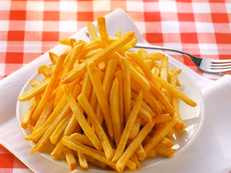 Việc rán khoai tây khi chúng còn ướt nước sẽ khiến món ăn vừa dính, vừa không thể giòn. Thay vào đó, bạn nên cho khoai tây cắt lát vào tủ lạnh khoảng một giờ trước khi chế biến, món rán sẽ giòn tan.