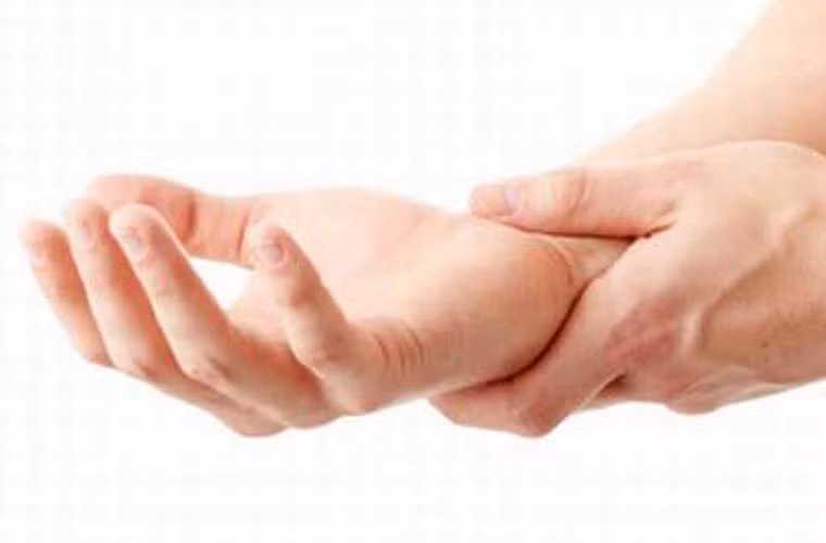 Những người từng tiếp xúc qua da với hóa chất acrylamide có khả năng ảnh hưởng đến hệ thần kinh, yếu cơ hoặc tê cứng chân tay. Lượng acrylamide trong thức ăn không nhiều nên không mang lại phản ứng như tiếp xúc với hóa chất công nghiệp song nhà khoa học Marco Binaglia đến từ EFSA khuyến cáo nên cân nhắc khi tiêu thụ thực phẩm chứa chất này.