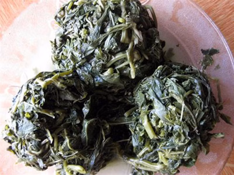 Bên cạnh những món muối phổ biến, người dân vùng cao còn “làm bạn” với món lá sắn muối chua, chan chát có 1 – 0- 2.