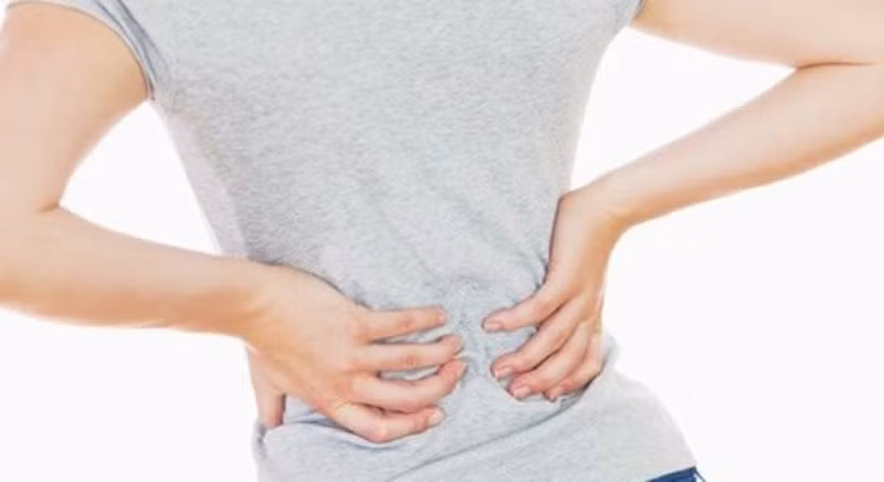 Ngoài ra ba triệu chứng điển hình trên, bệnh nhân còn đối diện với tình trạng đau lưng dai dẳng do khối u xâm lấn đến các cơ quan xung quanh và các cơ lưng gây ra.