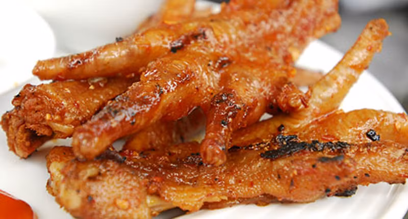 Các món “sang” như cút nướng, cánh gà nướng, chân gà có giá dao động 10.000 - 15.000 đồng. Trong khi các quán bình dân như bánh tráng nướng, bánh xèo giá khoảng 3.000 – 4.000 đồng luôn tấp nập người ra vào.