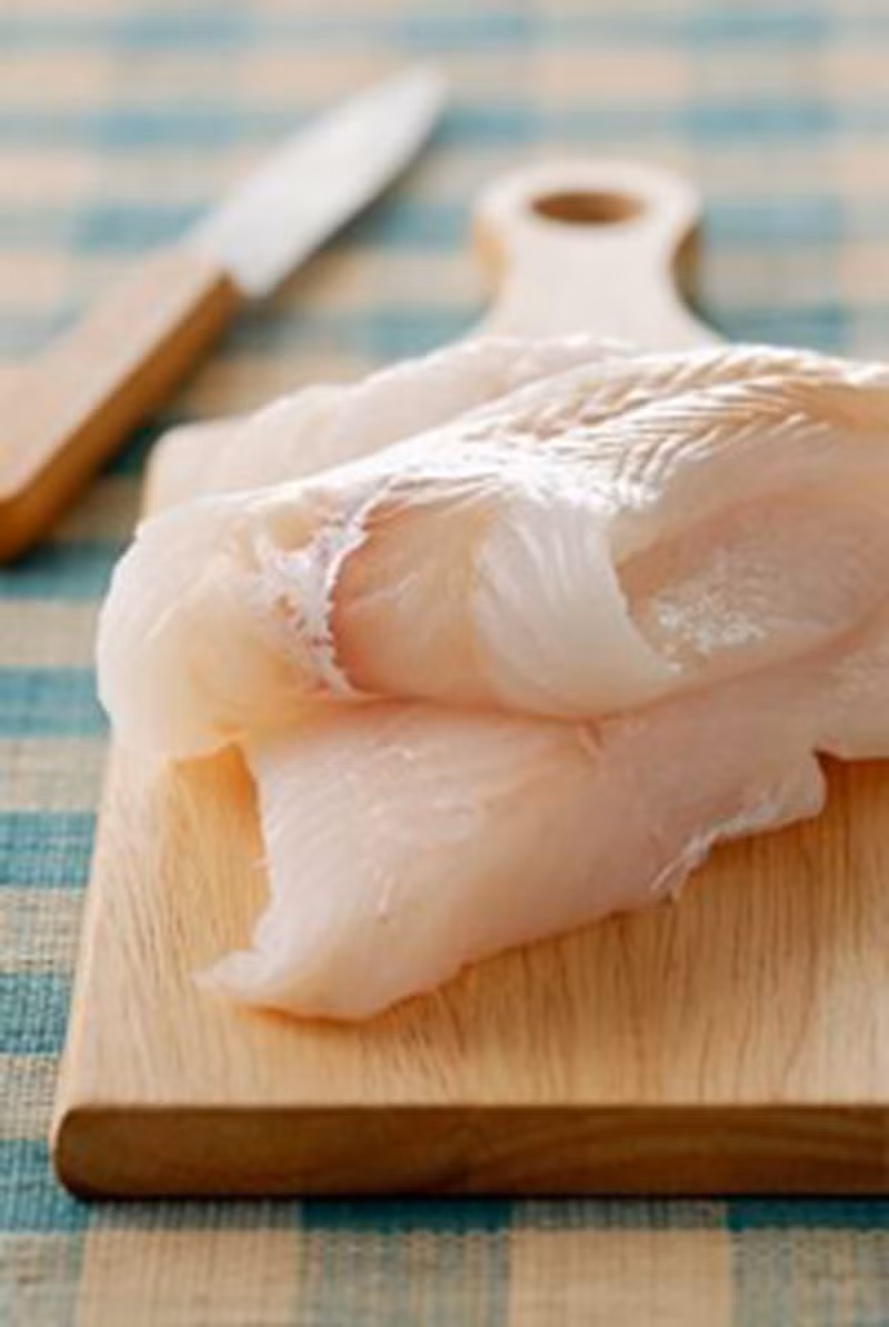 Khi chế biến, cá được làm sạch, để ráo, dùng dao cắt thành từng miếng chỉ vừa ăn. Đặc biệt, người dân nơi đây còn vô cùng cẩn trọng khi trụng sơ cá với nước sôi, rượu nhằm giảm bớt mùi tanh.