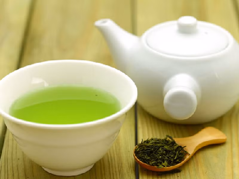 Trà. Tốt nhất, bạn nên hãm riêng một ấm chè nóng vào buổi sớm thay vì uống nước chè xanh để qua đêm. Khi để lâu như vậy, nước chè sẽ bị xỉn màu, thành phần vitamin B, C trong nước chè sẽ bị phân hủy, sản sinh nhiều vi khuẩn, nấm độc hại.