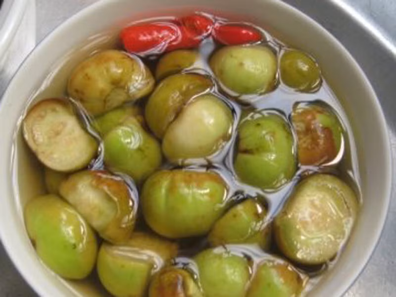 Cà muối giòn. Có lẽ, cà pháo muối là món phổ biến, hấp dẫn nhiều người thưởng thức nhất nhờ hương vị thơm ngon. Cà pháo chín tới có vị giòn tan cùng với mùi thơm của tỏi, ớt, mặn, ngọt, chua nhẹ nhờ sự kết hợp từ đường và muối.