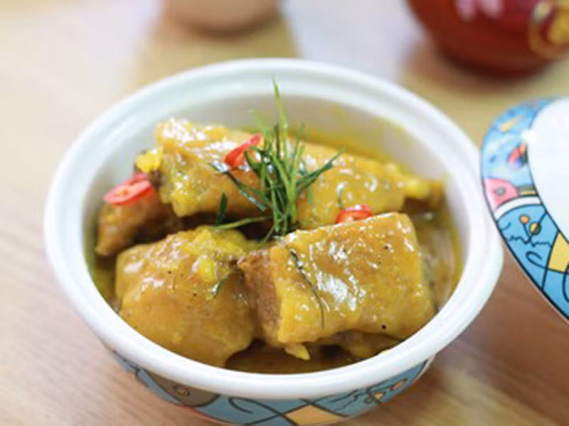 Gà nấu sả. Món gà nấu sả hấp dẫn ngay từ khâu chế biến đầu tiên nhờ hương thơm đặc trưng của sả và lá chanh. Nó càng trở nên hấp dẫn hơn khi được ninh nhừ, thấm đẫm vị ngọt thơm của nước cốt dừa cùng các loại gia vị đi kèm.