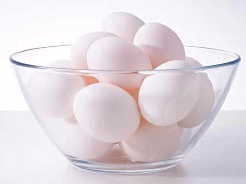 Trong khi đó, muốn biết trứng luộc đã chín hay chưa, xoay quả trứng trên bàn, nếu quả trứng xoay tròn thật nhanh là đã chín.