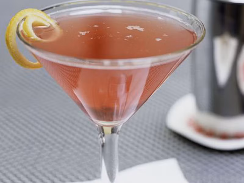 Cosmopolitan. Đồ uống này xuất hiện từ năm 1979. Nó là sự kết hợp tuyệt hảo của citron chanh tươi, vodka, nước ép quả việt quất cùng một chút vỏ quýt để tạo mùi hương tự nhiên.