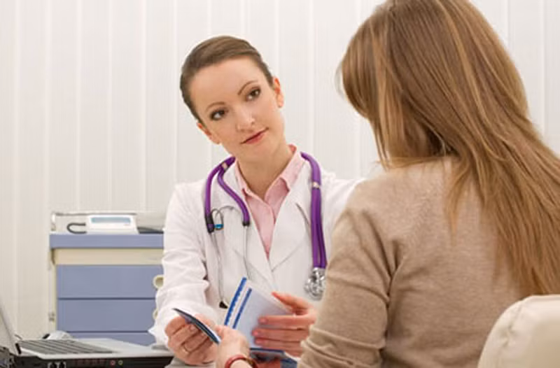 Nếu phát hiện dấu hiệu bất thường ở cổ tử cung, vùng kín hãy trao đổi với các bác sĩ. Ở đây, họ sẽ tiến hành kiểm tra để xác định liệu bạn có mắc bệnh hay không và đưa ra giải pháp phù hợp.
