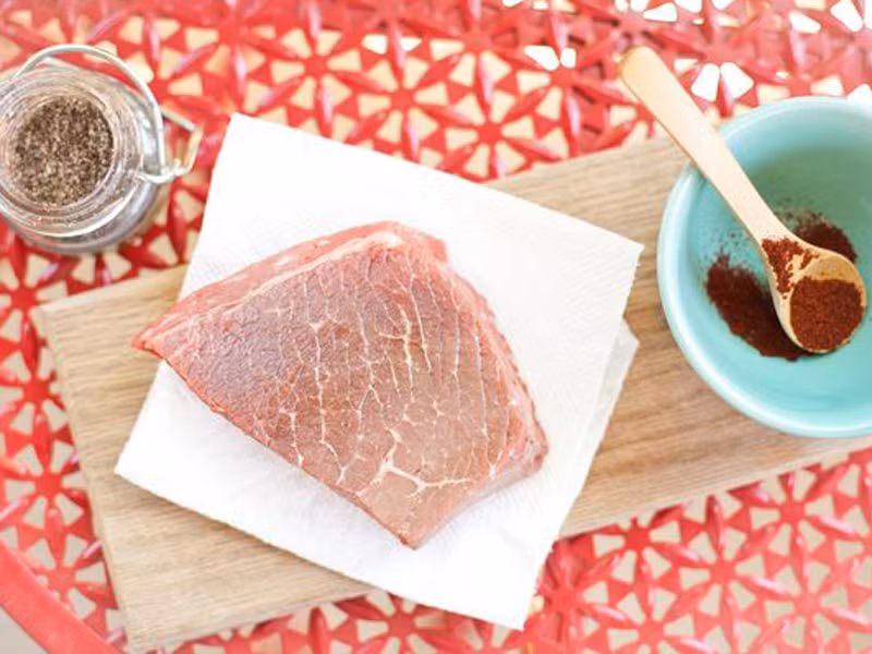  Nướng thịt khi còn ướt. Trước khi thực hiện thao tác nướng, chị em nên lấy khăn giấy khô thấm đều thớ thịt. Việc nướng thịt còn lễ mễ nước sẽ khiến chúng không có màu vàng tự nhiên mà trở nên nhợt nhạt.