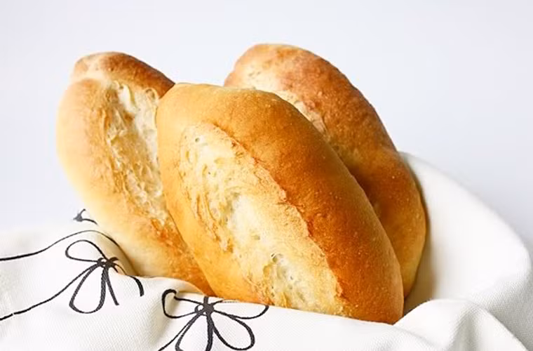 Nghiên cứu trong phòng thí nghiệm với các loài động vật, các nhà khoa học nhận thấy acrylamide có trong lớp vỏ của bánh mì nướng và khoai tây chiên là nguyên nhân gây nên sự phát triển khối u và sự di căn nhanh chóng của tế bào ung thư.