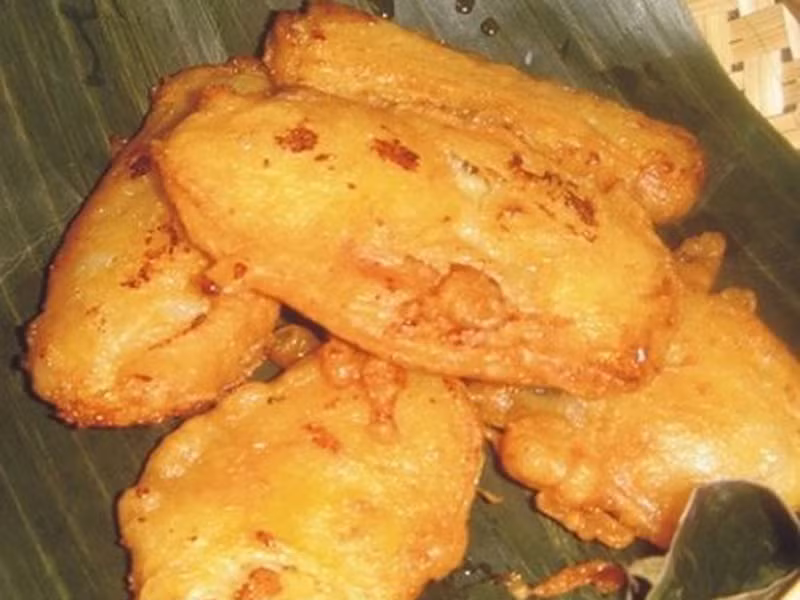 Bánh chuối nóng hổi. Bánh chuối ngon nhưng khá ngấy, vì vậy, bạn chỉ nên gọi vừa đủ ăn để tránh lãng phí. Mùi thơm ngào ngạt cùng vị dẻo dai của nó thích hợp để nhâm nhi xua đi không khí lành lạnh sau những cơn mưa chiều.