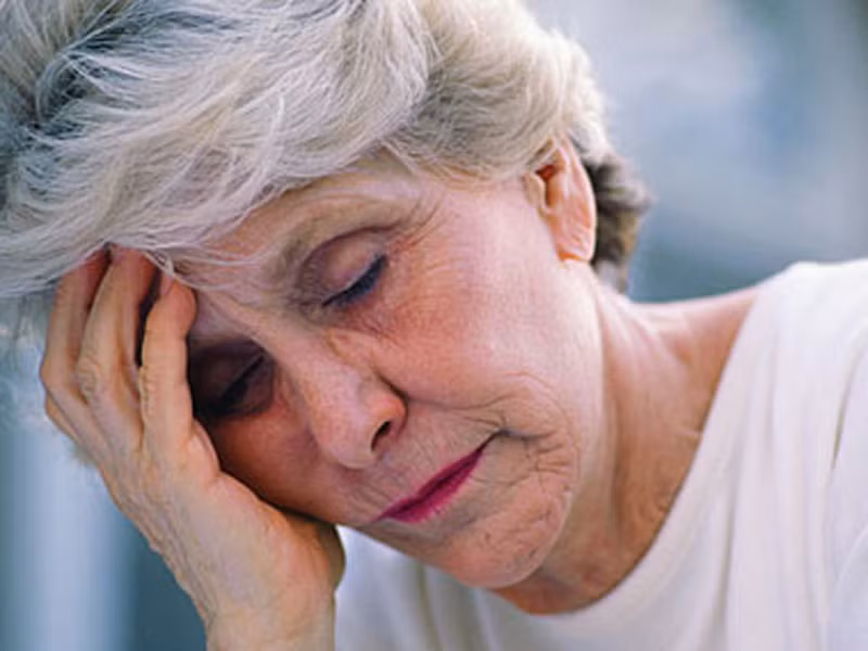 Suy giảm trí nhớ. Hiện tượng nhức đầu, hoa mắt, chóng mặt…. xảy ra thường xuyên sẽ khiến bệnh nhân giảm dần trí nhớ, quên nhanh mọi việc. Tuy nhiên, đây không phải là dấu hiệu đặc trưng duy nhất của thiếu máu não. Suy giảm trí nhớ cũng có thể bắt nguồn từ tình trạng lão hóa tế bào não; thoái hóa não hoặc teo não.