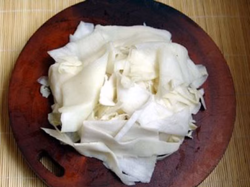 Do trước đó măng đã được nướng chín nên chỉ cần xào sơ qua là có thể cho vêch vào chung. Lúc xào, người đầu bếp phải đảo đều tay và liên tục để vêch không bị khô, dính vào đáy chảo.