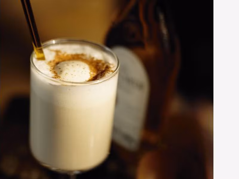 Brandy Alexander. Brandy Alexander thường được thưởng thức chủ yếu vào các ngày nghỉ. Được kết hợp từ những nguyên liệu dễ kiếm như rượu brandy, kem cacao và kem tươi lắc đều. Dù khá đơn giản nhưng món cocktail này vẫn khiến không ít người đặc biệt yêu thích.