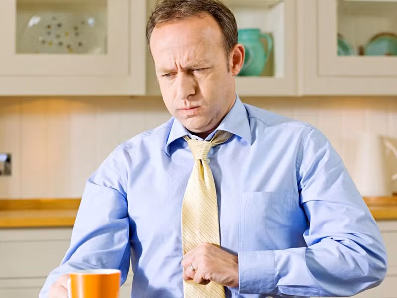 Trị chứng khó tiêu, đau bụng. Để trị chứng khó tiêu và đau bụng mà không cần nhờ đến sự trợ giúp của các loại thuốc, bạn nên pha hai muỗng canh giấm táo với một cốc nước ấm cùng mật ong và thưởng thức. Chứng bệnh đáng ghét sẽ nhanh chóng giã từ bạn trong thời gian ngắn.